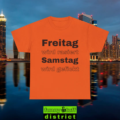 T-Shirt Baumwolle in orange von vorne Motiv Freitag wird…